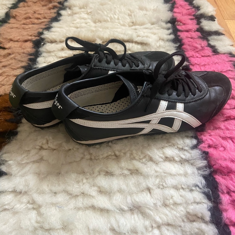 New Onitsuka Tiger Mexico 66’s black base, white details. Leather and suede.